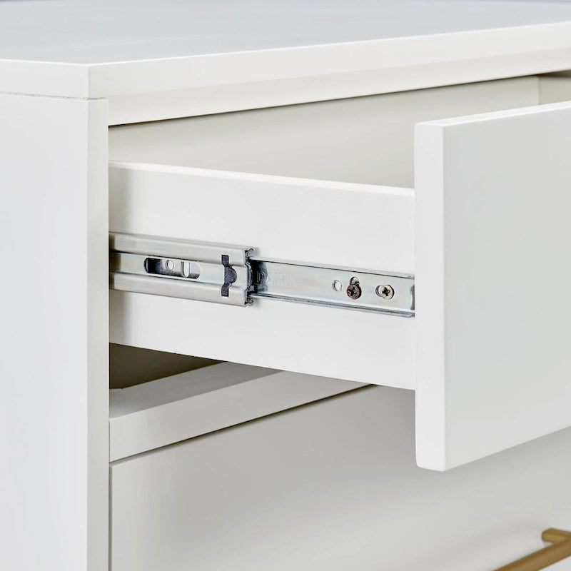Table de chevet blanche à deux tiroirs avec poignées dorées, 25,75 pouces