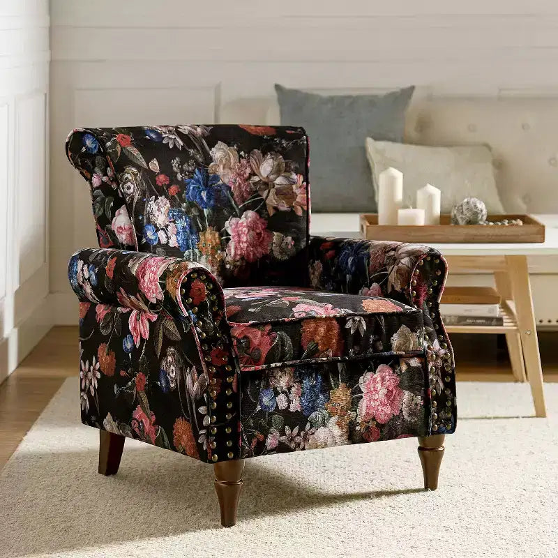 Fauteuil en bois traditionnel Araceli, rembourré à motifs floraux, avec dossier à oreilles et garniture cloutée | ART OF LIVING DESIGNS
