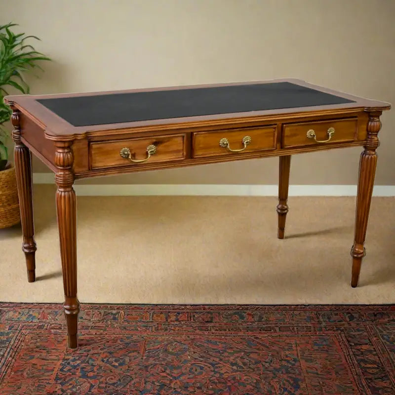 Bureau de style victorien en acajou massif brun foncé / brun clair avec sous-main en cuir noir et 3 tiroirs – Unité simple