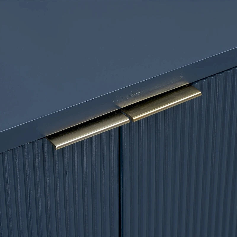 Meuble à quatre portes avec rayures verticales et motif ondulé