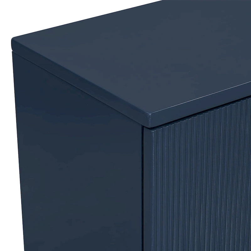 Meuble à quatre portes avec rayures verticales et motif ondulé