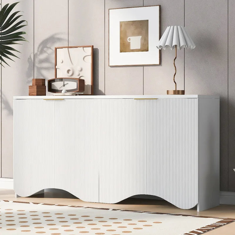 Meuble à quatre portes avec rayures verticales et motif ondulé