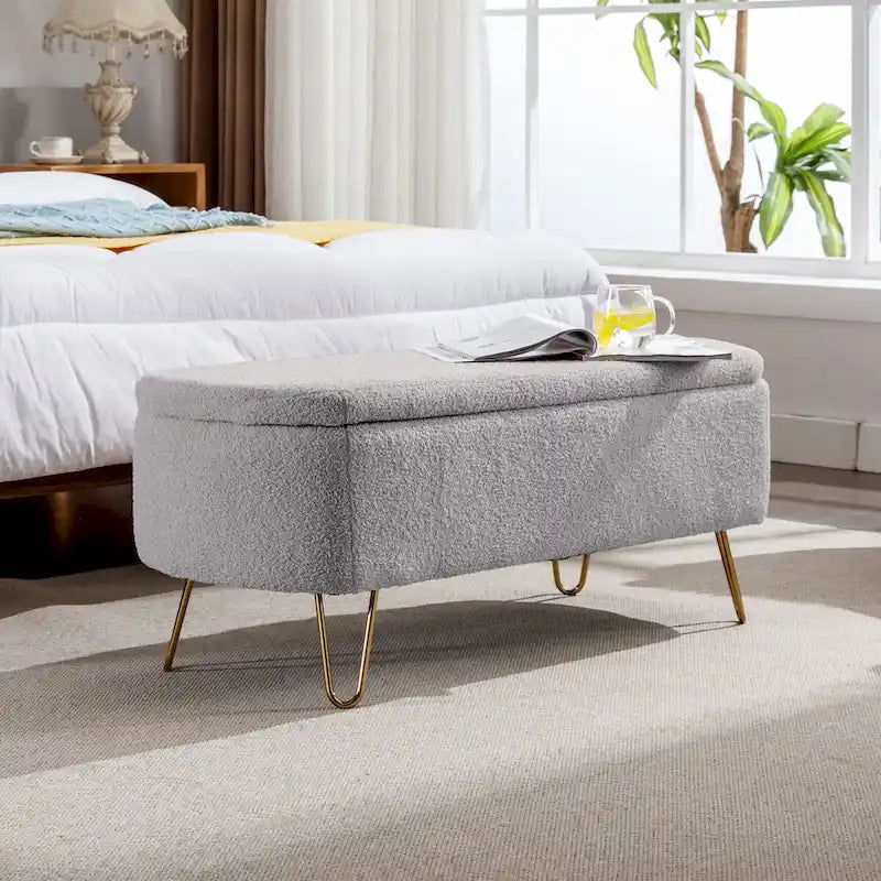 Banc pouf de rangement gris pour pied de lit avec pieds dorés, banc d'entrée moderne en fausse fourrure grise rembourré avec rangement