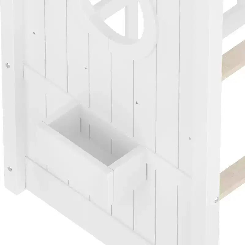 Lit cabane au sol avec étagères de rangement intégrées et toit en lattes